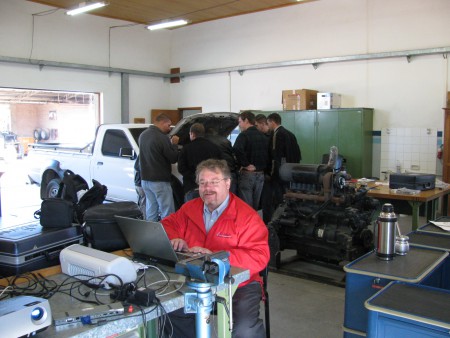 Francisco solis Gerente de Ctech, preparando clase en el Chaco Paraguayo